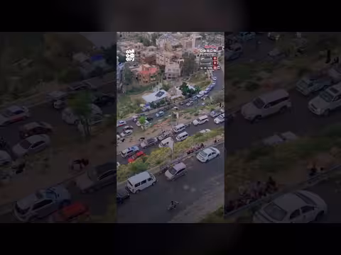 لقطات جوية لزوار جبل صبر في تعز خلال العيد