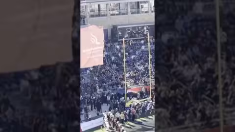 مظلي يعلق في شباك المرمى خلال مباراة كرة قدم في تكساس