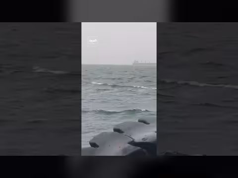 سفن عالقة في الخليج بسبب أزمة مضيق هرمز