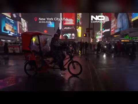 نيويورك تغطيها الثلوج: استمتاع الزوار وإغلاق حركة المرور