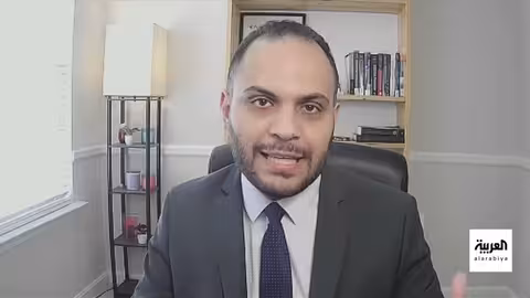 طفل يجر عربة ماء في الشمس