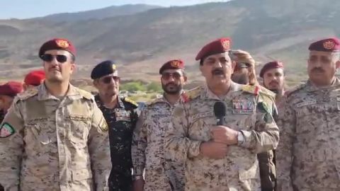 وزير الدفاع اليمني يدعو القوات المسلحة للجاهزية القصوى لمواجهة "فلول إيران" في صعدة.