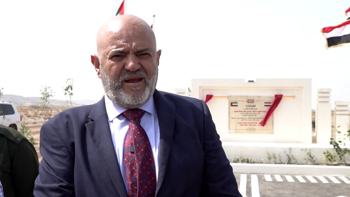 محافظ تعز يشيد بدور طارق صالح في كسر الحصار وتسهيل التنقلات.