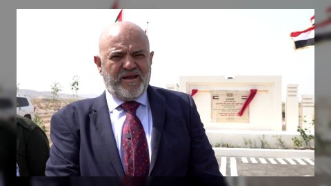 محافظ تعز يشيد بدور طارق صالح في كسر الحصار وتسهيل التنقلات.