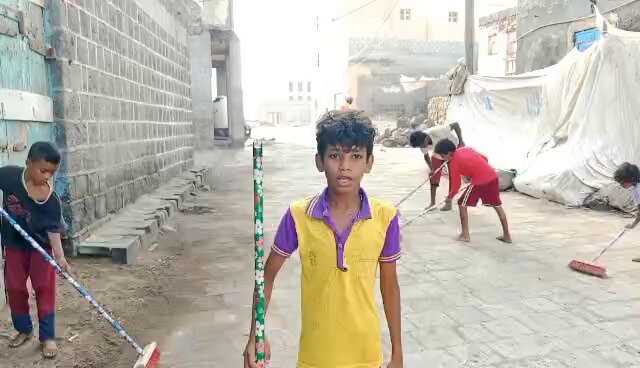 أطفال المخا يساهمون في تحسين مدينتهم