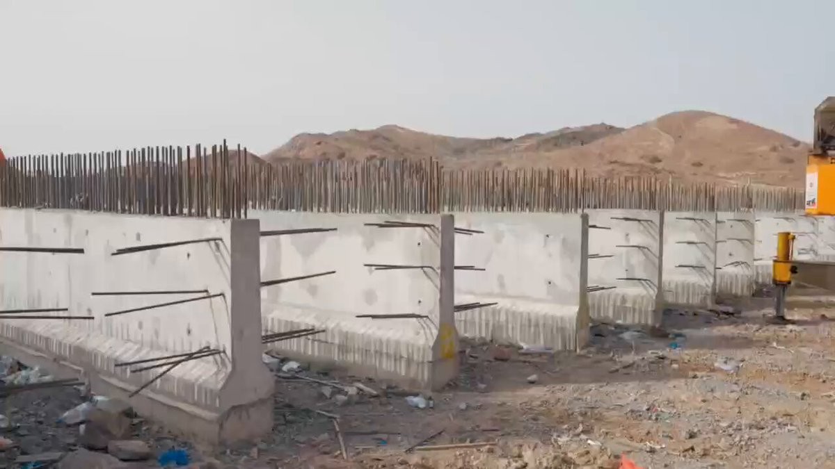 محافظ تعز يشيد ببدء المرحلة الثانية من جسر موزع